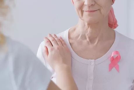 أكتوبر الوردي- كيف تؤثر الحالة النفسية على علاج سرطان الثدي؟ "فيديوجرافيك"