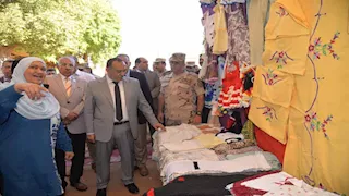 بالصور- محافظ أسيوط يفتتح معرض منتجات التعليم الفني احتفالًا بذكرى أكتوبر