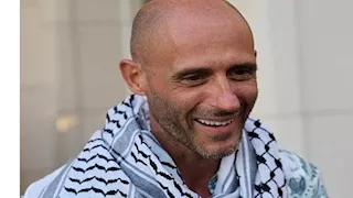 بعد اعتقاله في إسرائيل.. ناشط إيطالي يعتنق الإسلام (فيديو)