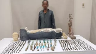 كنز تحت التراب.. ضبط 500 قطعة أثرية بحوزة مزارع ببني سويف 
