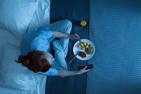 تناول وجبة العشاء بعد التاسعة مساءً قد يصيبك بهذا المرض