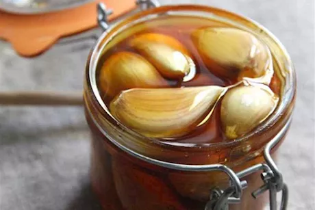 طبيبة تنصح بتناول الثوم مع العسل لمرضى الحزام الناري