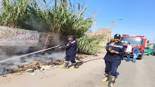 بالصور- السيطرة على حريق بكمية من الهيش والمخلفات على طريق منوف