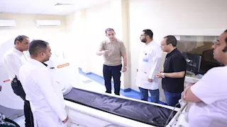 نائب وزير الصحة يجري جولة ليلية مفاجئة لـ 3 مستشفيات بالإسكندرية
