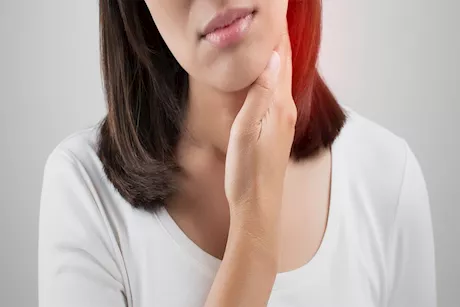 هل خمول الغدة الدرقية يسبب انتفاخ في محيط العين؟