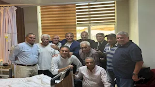 في حب القدوة.. نجوم الزمالك السابقين يزورون حسن شحاتة في المستشفى