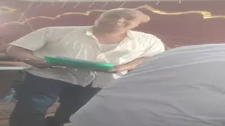 بالصور- زحام الترشح يمزق ملابس نائب سابق أمام لجنة الانتخابات بالبحيرة