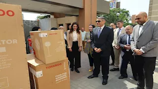 محافظ الجيزة يسلم 10 فتيات مقبلات على الزواج أجهزة كهربائية- صور