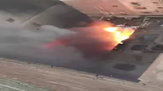 لتحديد حجم الخسائر.. فريق من النيابة يعاين حريق شارع مرسيدس بالحرفيين