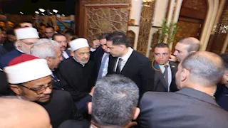 شيخ الأزهر يصل عزاء د. أحمد عمر هاشم بمسجد الشرطة بالتجمع