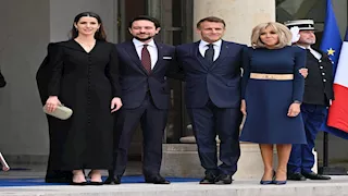 إطلالة الأميرة رجوة الحسين خلال لقاء ماكرون وزوجته تثير تفاعلًا (فيديو)