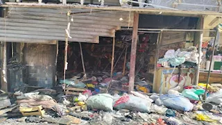 بالصور.. حريق يلتهم 3 محال تجارية في بني سويف