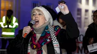 صحفية بريطانية: أفضّل قضاء شهرين بسجن "طالبان" على يومين في سجون الاحتلال (فيديو)