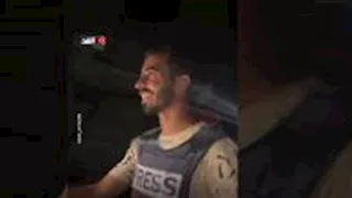 "اللي ما عندوش نت يعرف".. صحفيون يتجولون في غزة لإخبار الأهالي بوقف الحرب- فيديو