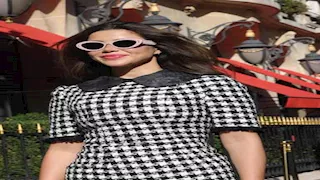 فستان قصير ونظارة شمسية.. يارا السكري تتألق وتخطف الأنظار في شوارع باريس