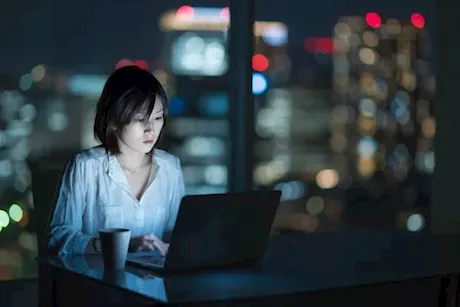 العمل ليلًا يصيبِك بسرطان الثدي- إليكِ السبب "فيديوجرافيك"