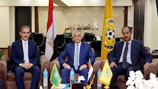 بالصور- محافظ الإسماعيلية يهنئ اللجنة المؤقتة لإدارة النادي الإسماعيلي 