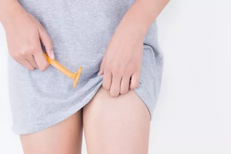 هل من الآمن حلاقة شعر العانة أثناء الحمل؟