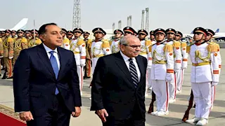 رئيس الوزراء يستقبل نظيره اللبناني بمطار القاهرة الدولي