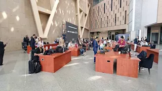 المتحف المصري الكبير.. عشرات الصحفيين والإعلاميين يتوافدون لمتابعة الافتتاح 