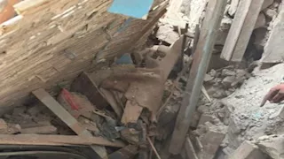 انهيار جزئي لعقار في روض الفرج.. وانتشال رجل مسن وجارٍ البحث عن طفلة | صور 