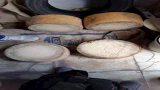 بالصور.. التحفظ على 2.5 طن أغذية فاسدة في البحيرة 