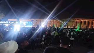 الآلاف يتابعون حفل افتتاح المتحف المصري الكبير في ميادين الأقصر -صور