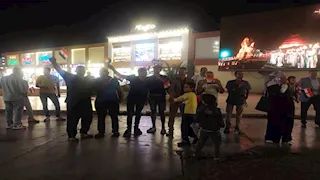  بالصور- مصريون وأجانب يحتفلون بافتتاح المتحف المصري الكبير فى شرم الشيخ