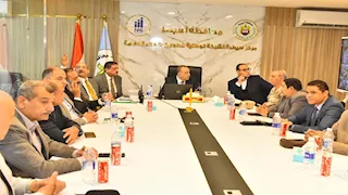 "عبر اللاسلكي".. محافظ أسيوط يراقب سير انتخابات النواب 2025 (صور وفيديو)