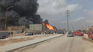الأدخنة تتصاعد للسماء.. حريق يلتهم مصنعًا في المنطقة الصناعية بالسادات (صور)