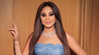 "ماعم بقدر أقوم".. إليسا تستغيث قبل سقوطها على المسرح