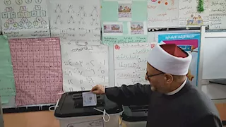 بالصور- الدكتور شوقي علام يدلي بصوته في لجنته الانتخابية بالبحيرة 