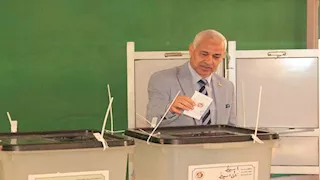 بالصور- نائب رئيس جامعة أسيوط يدلي بصوته في انتخابات النواب 2025