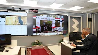 بالصور- محافظ أسوان يتابع سير العملية الانتخابية من داخل مركز السيطرة