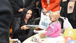 بالصور- مايا مرسي تشجع طفلة بمستشفى أورام الأقصر