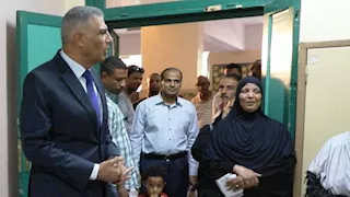 محافظ أسوان يتابع سير الانتخابات ويشيد بمشاركة السيدات (صور)