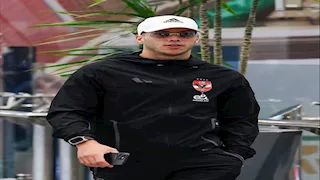 إمام عاشور يحتفل بالتتويج بلقب السوبر المصري بعد الفوز على الزمالك