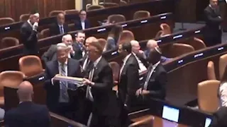 فيديو.. بن غفير يوزع الحلوى بعد إقرار قانون إعدام أسرى فلسطينيين