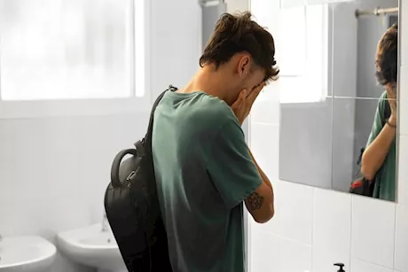 ما هو قلق الحمام؟ وكيف يؤثر على الموظفين في بيئة العمل؟