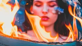 حادثة مأساوية أمام المارة.. امرأة تهاجم شابة بالنار بدافع الغيرة