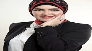 منال عبداللطيف تثير الجدل بخلع الحجاب بعد 12 عامًا (صور)