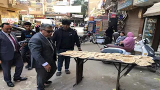 بالصور- محافظ الدقهلية يفاجئ مخابز طلخا ويشدد على الالتزام بالوزن