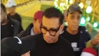 بالصور.. انهيار محمود الليثي في عزاء إسماعيل الليثي