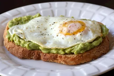 ماذا يحدث لجسمك عند تناول الأفوكادو بالبيض كل صباح؟