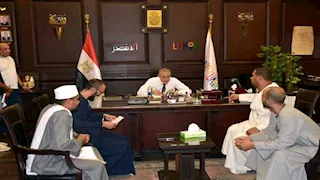 محافظ الأقصر يستقبل عددًا من المواطنين لحل مشكلاتهم وتلبية مطالبهم (صور)