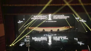 أحد حضور افتتاح القاهرة السينمائي لـ حسين فهمي: أنت حلو طول الوقت.. والأخير: عجزنا بقى