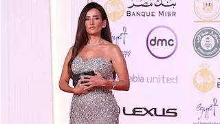 بفستان فضي طويل.. زينة تتألق في افتتاح مهرجان القاهرة السينمائي