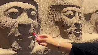 خبير أثري: وضع مكياج لأحد التماثيل بالمتحف المصري الكبير تصرف مرفوض