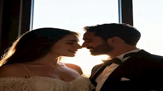 إطلالة متناغمة.. مي عز الدين وزوجها يلفتان الأنظار بتناسق ألوان أنيق