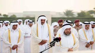 أمير قطر يؤدي صلاة الاستسقاء في مسجد لوسيل- صور